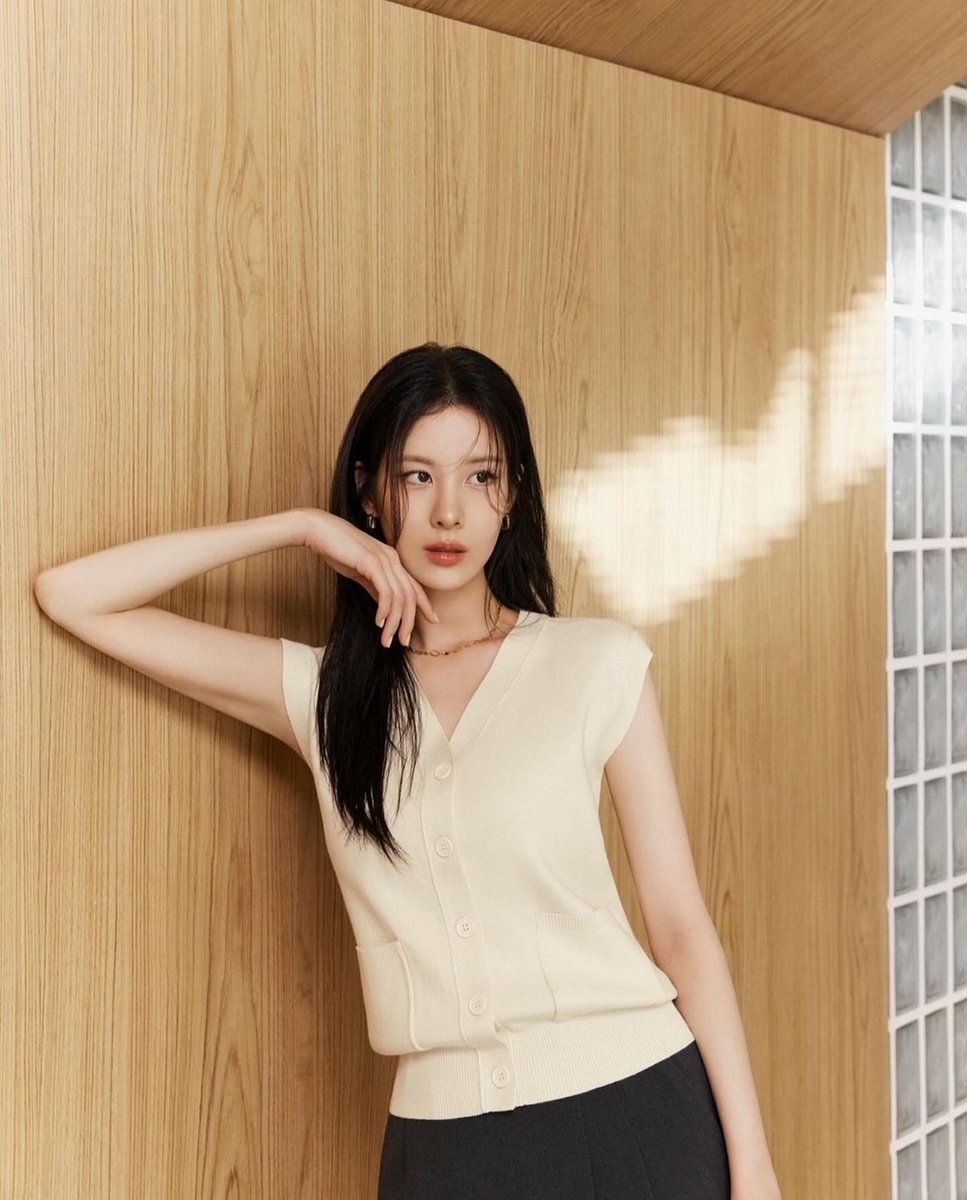 kenthusiastic10's tweet photo. Started reading the webtoon for #TheFirstNightwiththeDuke in prep for the K-drama. Excited about #Taecyeon and #Seohyunโs casting! Enjoying the story so far. I also have a few other webtoons I'd love to see adapted into K-dramas like #ThatWhichFlowsBy and #TheMafiaNanny. https://t.co/II1v9IaobQ