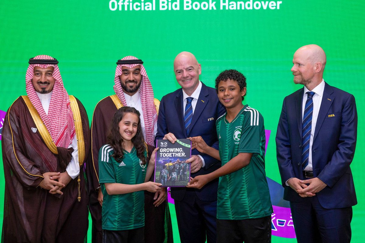 نادي الاتحاد يفخر بتسليم ملف #ترشح_السعودية2034 لاستضافة كأس العالم الذي يؤكد قوة طموحنا.🙌

#معاً_ننمو