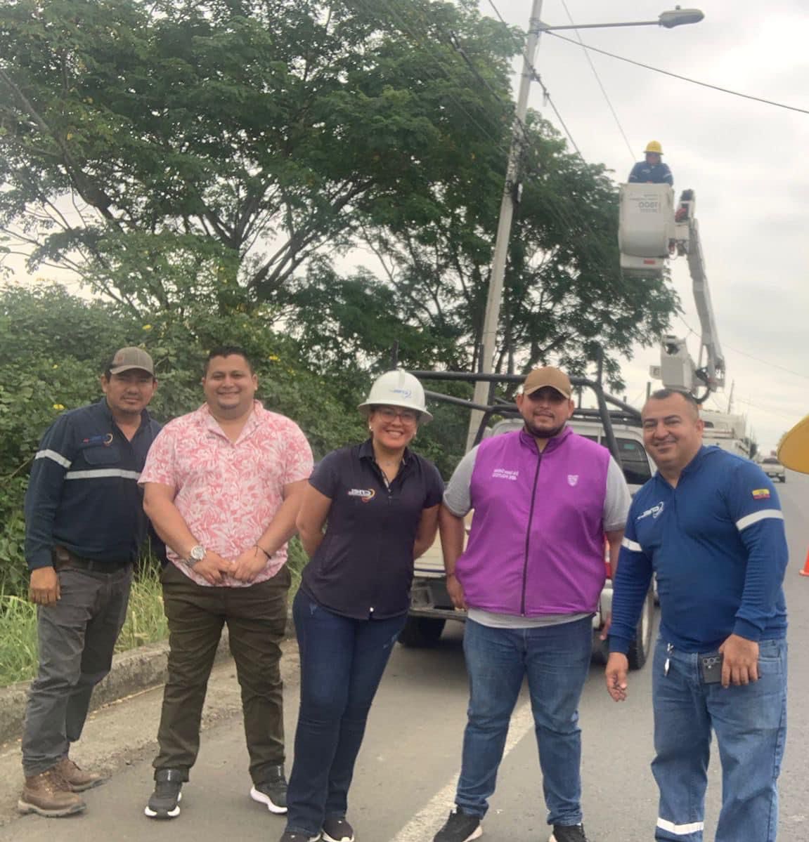 GoberManabi's tweet photo. En Tosagua se articula trabajo desde la Jefatura Política con @CNEL_EP, para el  mantenimiento y colocación de luminarias en Av. Universitaria, comunidad El Tambo, comunidad El Juncal, sector Los Amarillos y comunidad Primicia.

#ElNuevoEcuadorResuelve https://t.co/93YKcFBsWB