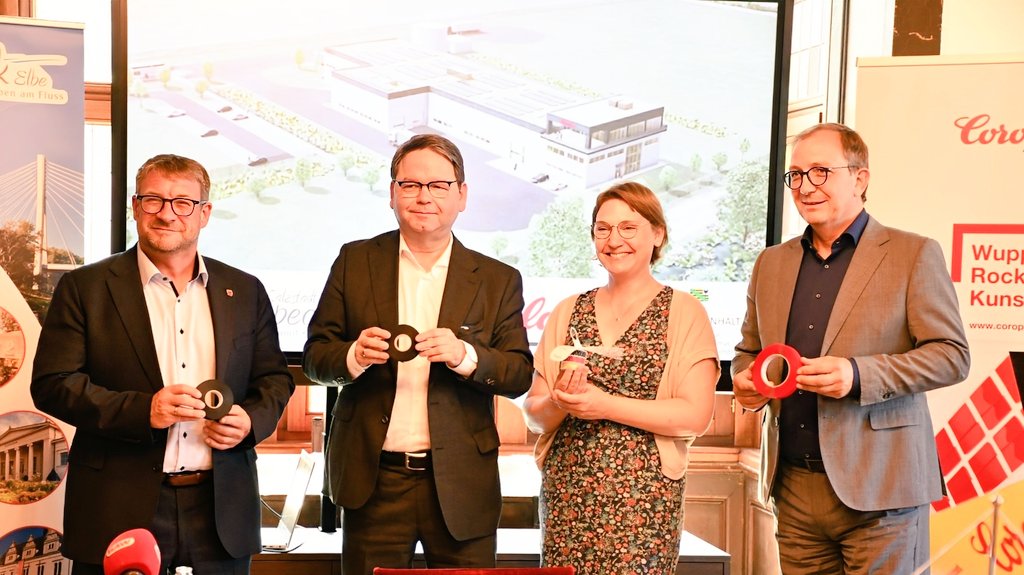 📣🏭 Tolle News für #Schönebeck! Das  Unternehmen  #Coroplast Tape baut einen neuen Produktionsstandort. Sts. Stefanie Pötzsch: „Das stärkt unsere Wirtschaftsstruktur. Arbeitsplätze werden geschaffen und es kommt ein ganz neues Produkt in die Region.“
👉🏻mwl.sachsen-anhalt.de/news-detail/in…