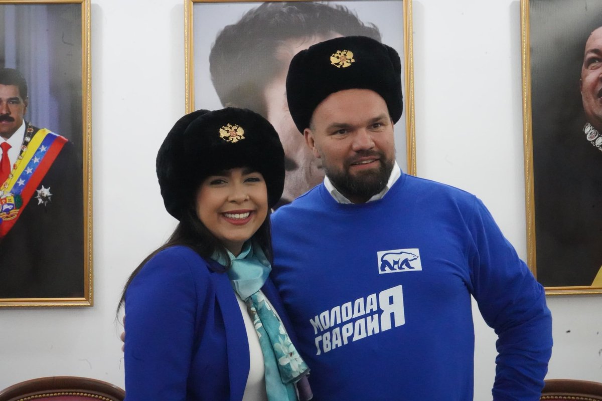 ¡Rusia y Venezuela una gran amistad!

Secretaria General de la #JPSUV <a href="/Grecia_Jpsuv/">Grecia Colmenares</a> y nuestra comisionada de Asuntos Internacionales <a href="/YosneisyParedes/">Yosneisy Paredes</a> recibieron a Antón Demidov, Presidente de la Guardia Joven, organización juvenil del partido Rusia Unida. 
#GanóLaPazYLaEsperanza