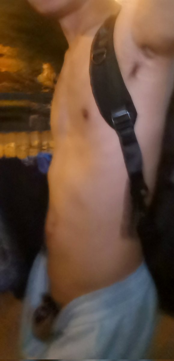 刚健身回来的帅气男大，走在街边路灯下，自然的展示自己的身体。
“为什么都看着我，我不是穿了衣服吗？靠，又流水了”

#贞操锁 #bdsmِ #调教 #人犬 #项圈 #狗链 #脚 #暴露 #反差男 #gay #cb #cb犬 #锁狗 #野裸 #带锁 #锁m  #调教sm #反差公狗 #野外暴露 #户外调教