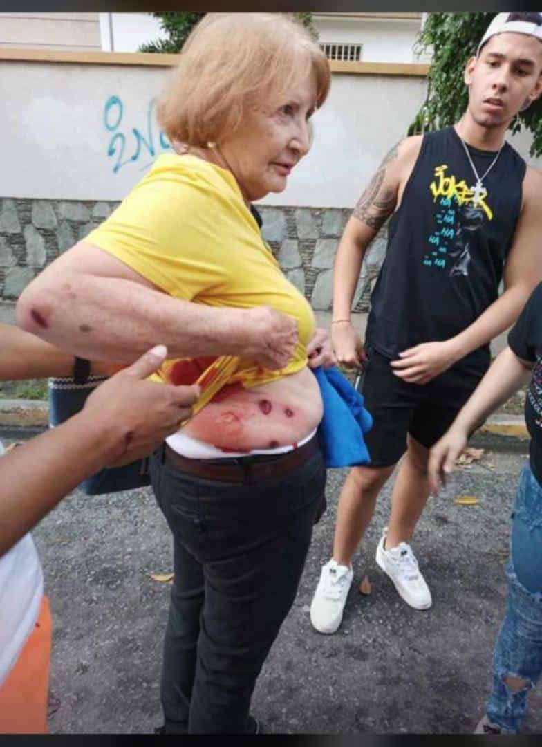 MarianaGar1193's tweet photo. Mil veces maldito el soldado que apunte su arma contra su pueblo #VenezuelaLibreDelDictador https://t.co/SnvPkAaFlj