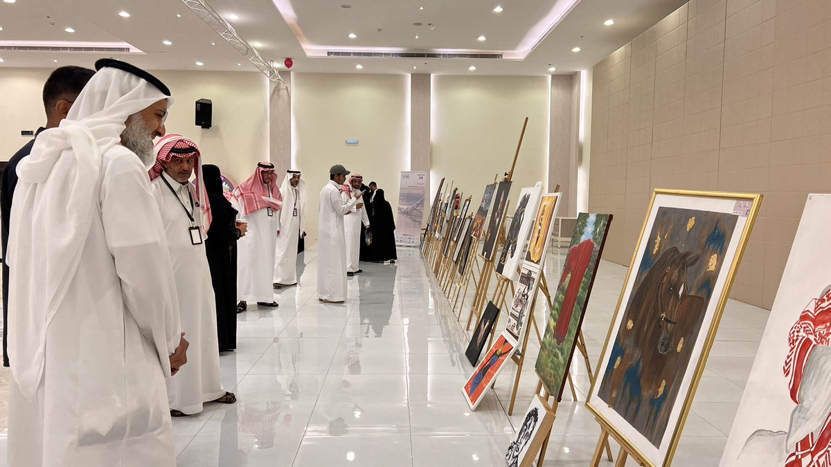 شارك نادي عنيزة للفنون البصرية في مهرجان مزيج والذي أقيم في محافظة عنيزة ‘ وحرص المشاركين على تعريف الزوار على طرق وأساليب الرسم الاحترافي ‘ بحضور نخبة من المثقفين والفنانين والإعلاميين والرموز الفنية على مستوى المملكة