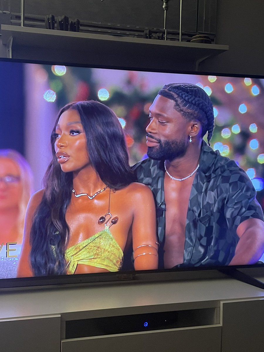 reneeaxx's tweet image. he’s so in loooove #loveIsland