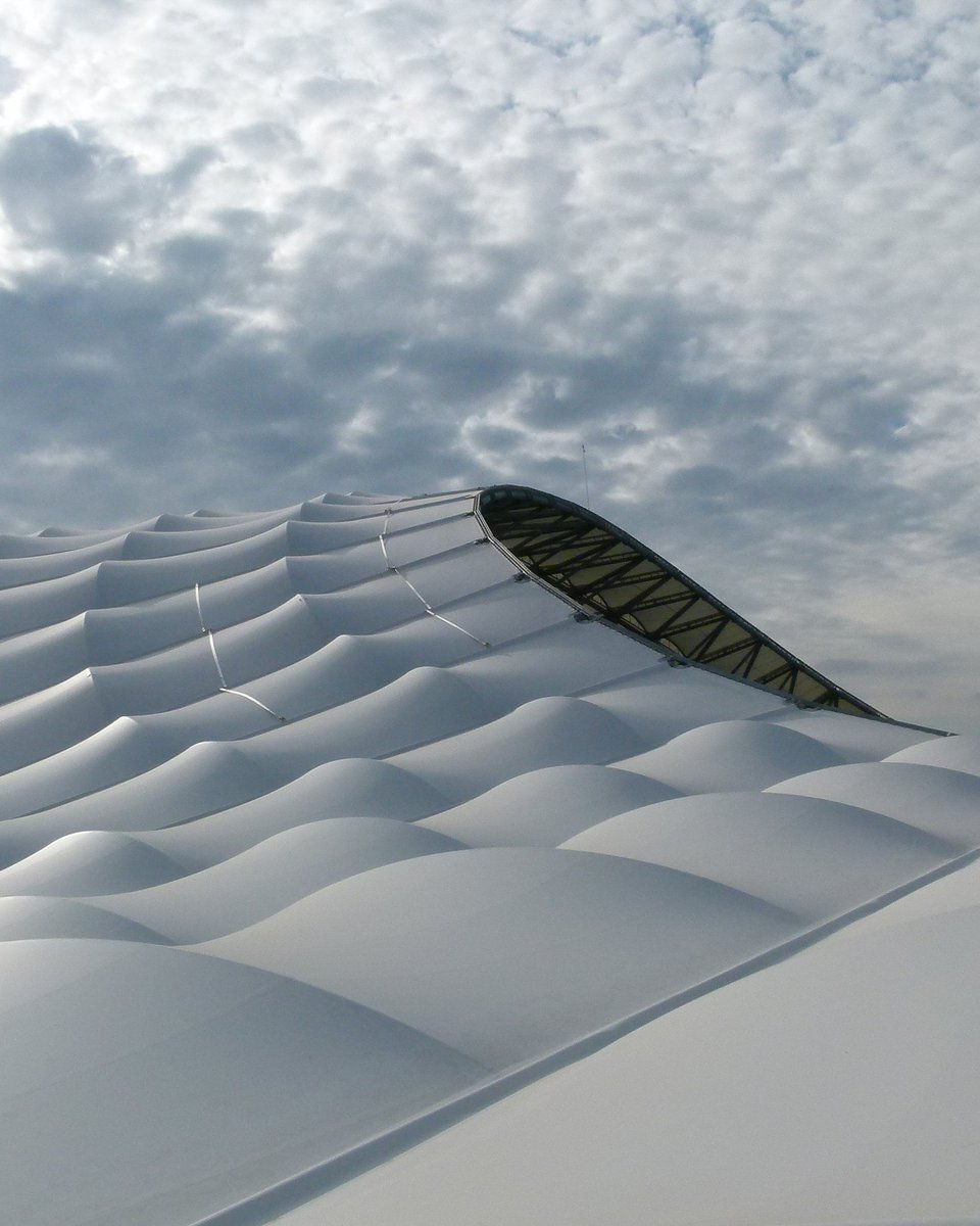 Je like chaque #SternalEstOlympien, le minot doit sentir qu'on veut tous qu'il signe ici et qu'il réussisse à l'OM.

Joue pour le blason de l'OM, fait nous vibrer et le peuple marseillais te le rendra au centuple.

Ton futur est au Stade Vélodrome avec De Zerbi, pour progresser.