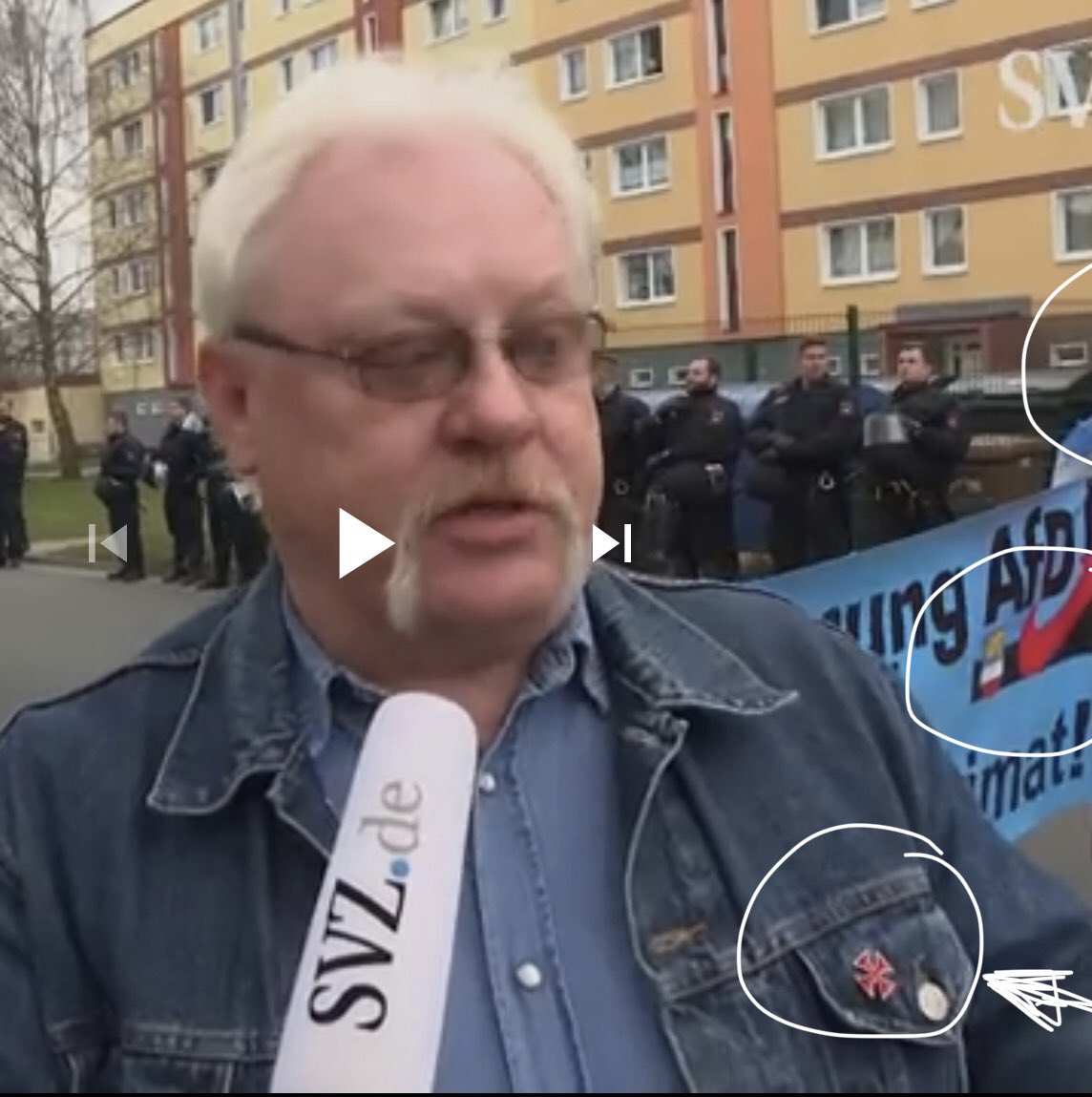 DerNorb's tweet photo. Natürlich verteilte der Ex-AfDer Dr.Merkel wieder seine Zettel in #Rostock mit irreführenden Links zu diversen Schwurbelkanälen.
Merkel stand früher regelmäßig mit dem Faschisten Manfred #Grotzke in #Güstrow auf dem Markt.
Passt zu #Kaufmann und #Lues…🤮 https://t.co/hpdR5gdyLQ