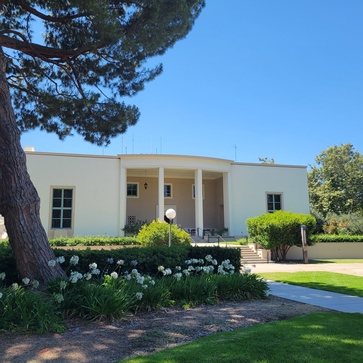 The Claremont Colleges Library tweet media