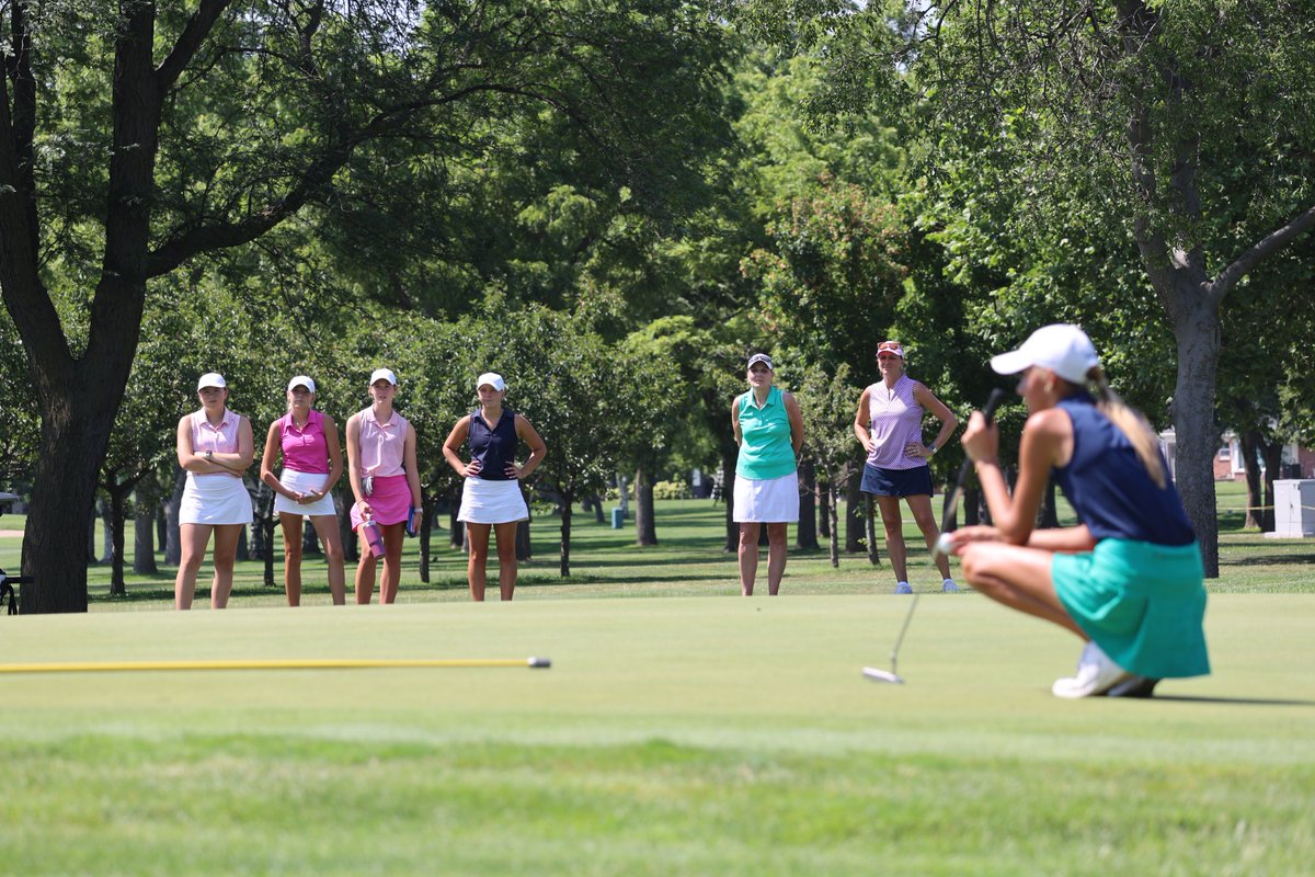 Pretty cool to see Team <a href="/marian_golf/">Marian Golf</a> stick around to cheer on Lauren during her playoff! 🙂

@FarmersMutualNE | #TourChamp
