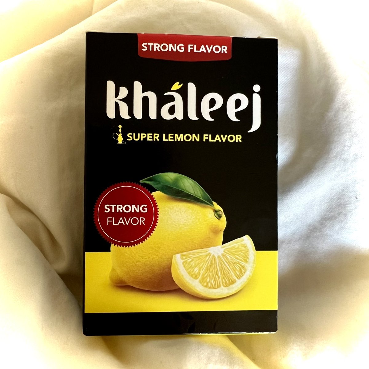 _Smoking_Hot's tweet photo. #kháleej「スーパーレモン」

同社の「ダブルレモン」と比較すると
だいぶ酸味が強め

#DEBAJ の「トゥーレモン」を”レモンを丸齧りしたようなフレーバー”と評したが

#ハリージ は果汁の酸味を最大限に引き出した印象🍋

kháleejは #デバジ 同様
レモンのアプローチが非常に上手い

#シーシャ https://t.co/Vy3dWqkPV0
