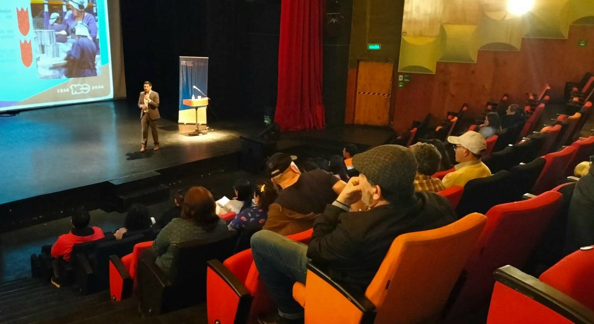 #Ahora Consejo Tripartito de Usuarios Stgo. Poniente asiste a capacitación sobre #LeyKarin, en #CerroNavia. La actividad es encabezada por la inspectora comunal del Trabajo, Claudia Toro. Expone el abogado de la coordinación de Relaciones Laborales, Cristian Nuñez.