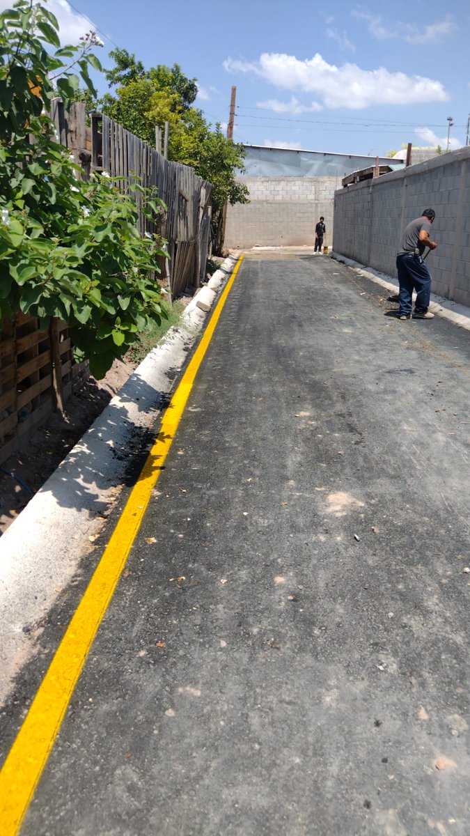 TorreonDirOP's tweet photo. 👷🏻Se realizan trabajos de aplicación de pintura de tráfico en la obra de construcción de pavimento asfáltico, en calle San Miguel Allende entre calle Emiliano Zapata y tope en Ejido La Paz

#MiQueridoTorreón
#TorreónSiemprePuede
#TorreónAlaObra https://t.co/xEwBK0mgSG