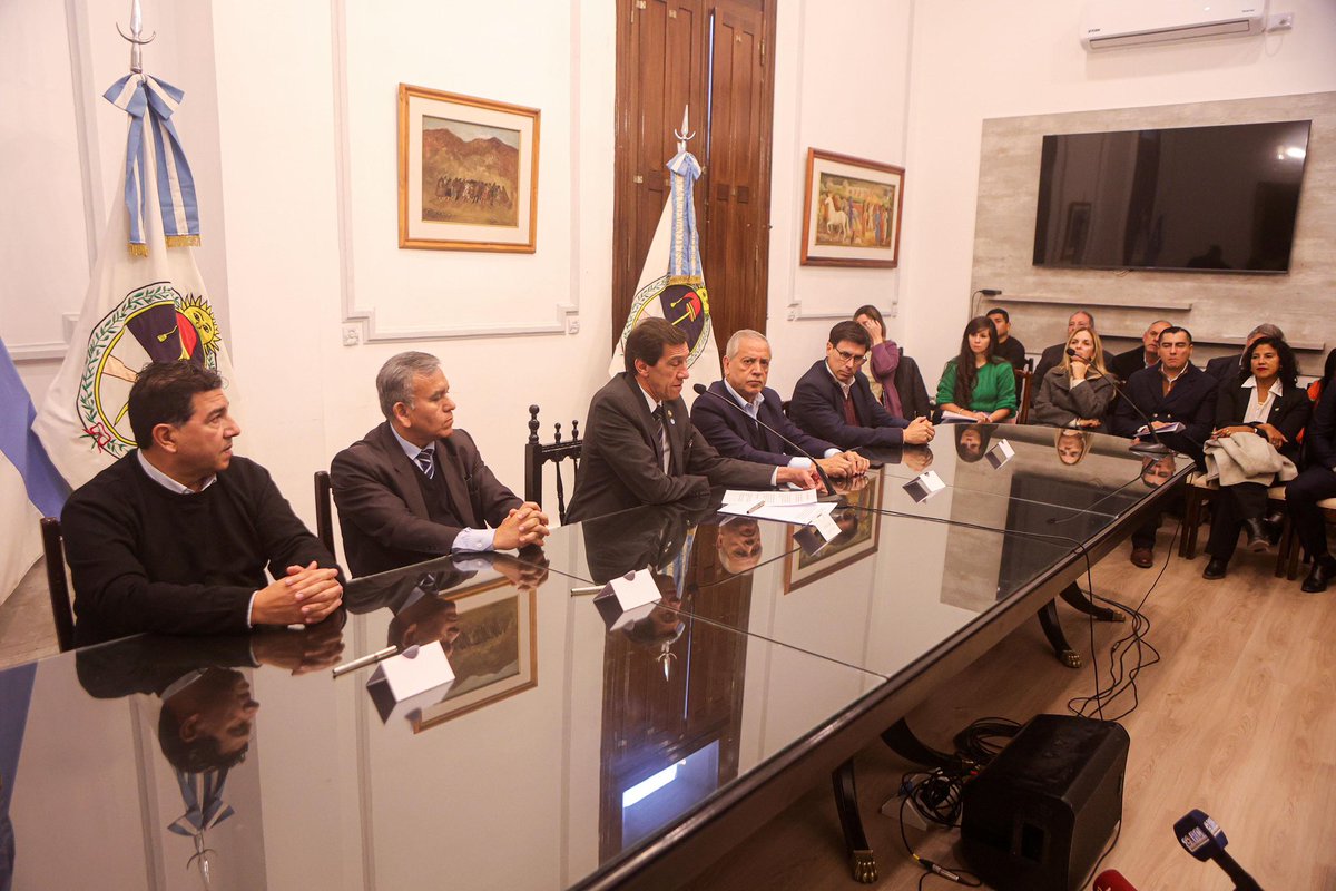 Hoy anunciamos medidas que fortalecerán nuestra economía local, impulsarán a nuestras empresas, microempresas y cooperativas, y generarán trabajo y desarrollo para las y los jujeños. Desde una canasta básica de alimentos esenciales a precios accesibles 🛒 hasta créditos para