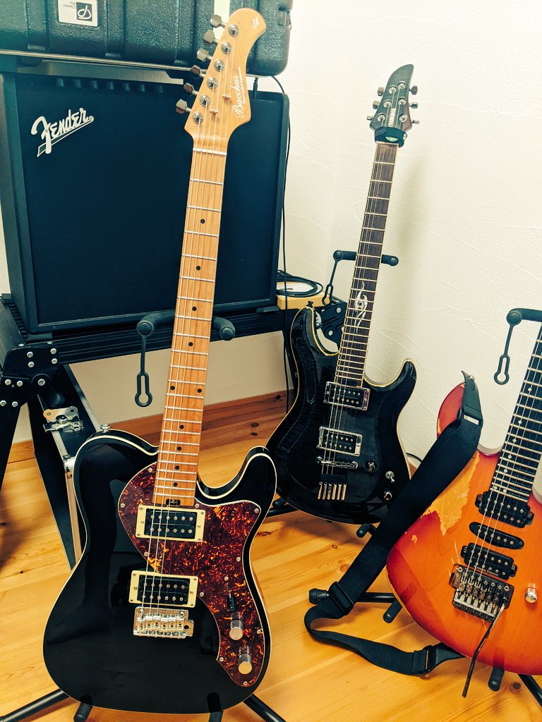 warpage_yu_ki_'s tweet photo. #STUDIO
#エスフォース
#ギター改造
#Bacchus
#TACTICSCTM25
昨日、入院してた相棒が帰ってきた
いつもお世話になってるリペアマンのつのだ先生から「できたよ〜」の連絡があって
楽しみにしてたので、仕事終わりに直行しました笑
前回のTACTICS-CTM25 RSM/M (Bacchus)に関するポストでも書いたんですけど
音を自分の好みに寄せたいなという思いがあり
今回やってもらったのはピックアップの交換
その際にわかった事があって、位相が逆になってたみたい
元の仕様がそうなのか、この個体がたまたまそうだったのかそこは謎
メーカーとユーザーの間にショップもあるし、なにかの意図があって変更された可能性もあるし‥
個人的にはこーいうのも楽しい
位相について学べるきっかけになったしよかった
今回、交換したピックアップは友人の【扇】から譲ってもらった物
【扇】に
「これってどこのメーカー?」
って聞いたら
「わからへん」
って最高の答えもらえたから、載せる事にした笑
個人的には純正と比較するとコイルの巻数が多いので出力が高くなるのかな〜って予想
どんな感じになっても、そーいうのってドラマ感じるし、おもしろいからえーなって思ってる笑
いろいろ試して、またポストします