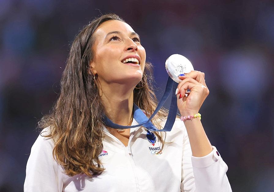 L’Alsace Sports (@lalsacesports) on Twitter photo La première médaille alsacienne est... en argent ! Bravo Sara Balzer !!! 🥈🤺🥨💙🤍❤️
Lire notre article 👉 urlr.me/6szgb
<a href="/BalzerSara/">sara balzer</a> <a href="/SUCescrime/">SUCescrime</a> <a href="/ffescrime/">Fédération Française d'Escrime</a> <a href="/strasbourg/">Strasbourg.eu</a> La première médaille alsacienne est... en argent ! Bravo Sara Balzer !!! 🥈🤺🥨💙🤍❤️
Lire notre article 👉 urlr.me/6szgb
<a href="/BalzerSara/">sara balzer</a> <a href="/SUCescrime/">SUCescrime</a> <a href="/ffescrime/">Fédération Française d'Escrime</a> <a href="/strasbourg/">Strasbourg.eu</a>