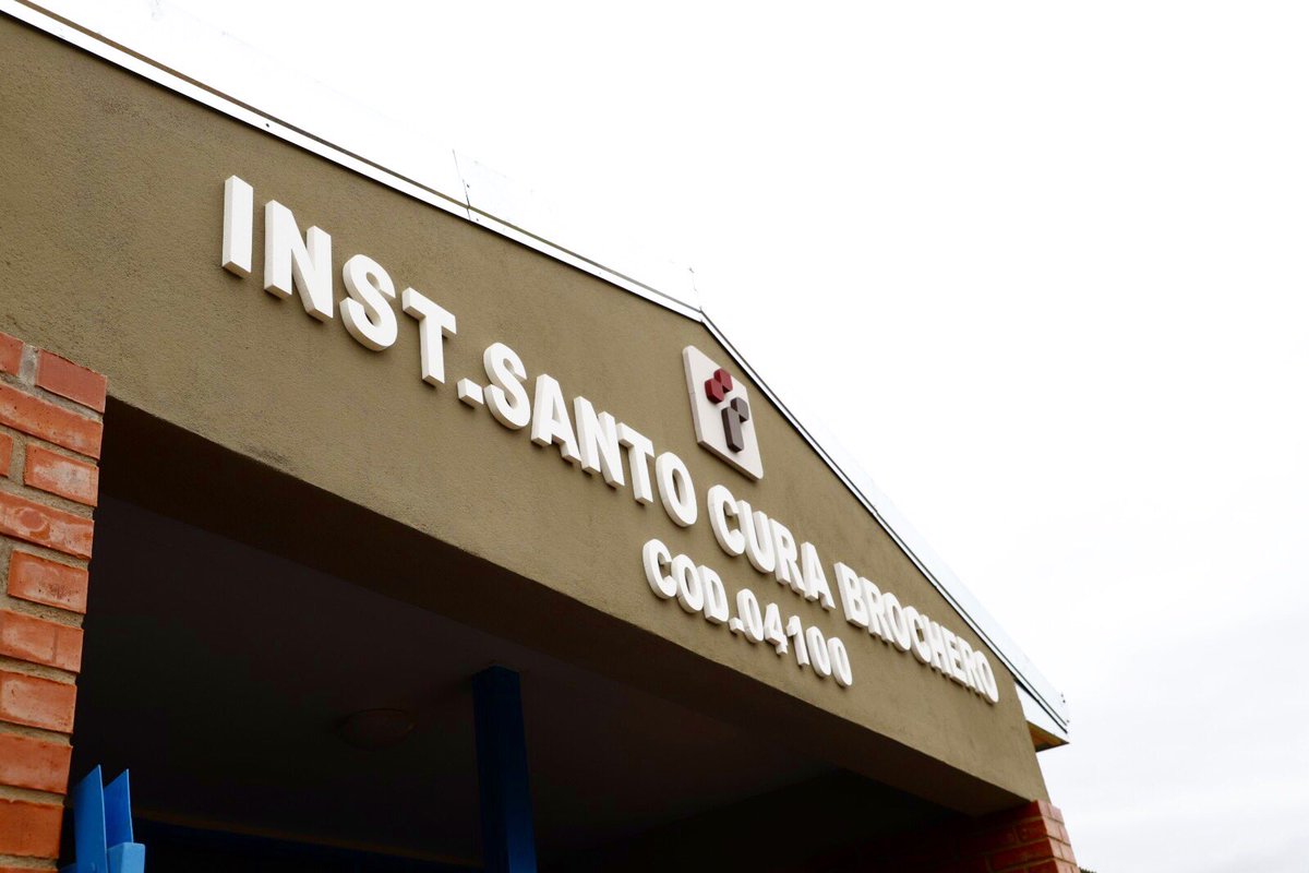 Una nueva escuela en Itaembé Guazú significa crecimiento, desarrollo y acompañamiento a los alumnos y sus familias. Felicitaciones comunidad educativa del Instituto Santo Cura Brochero por este comienzo.
<a href="/passalacquaok/">Hugo Passalacqua</a> 
<a href="/lucasaromero/">Lucas Romero Spinelli</a> 
<a href="/herrerayflia/">Oscar Herrera Ahuad</a> 
<a href="/LicRamiroAranda/">Prof. Ramiro Aranda</a> 
<a href="/gobmisiones/">Gobierno de Misiones</a>