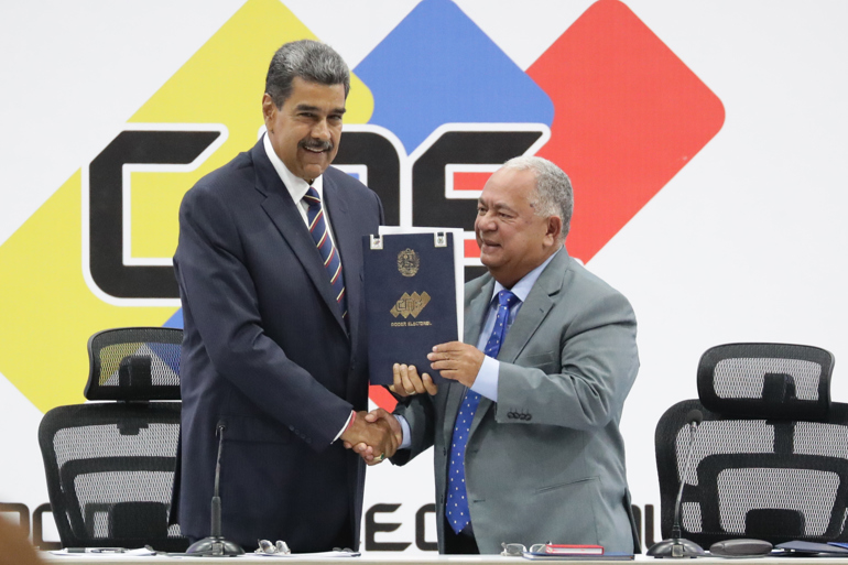 calacawey's tweet photo. HRW pide a Gobiernos no reconocer victoria de Maduro hasta publicar todos los resultados https://t.co/iovHUFJkP8 https://t.co/1jDTlB3Qkt