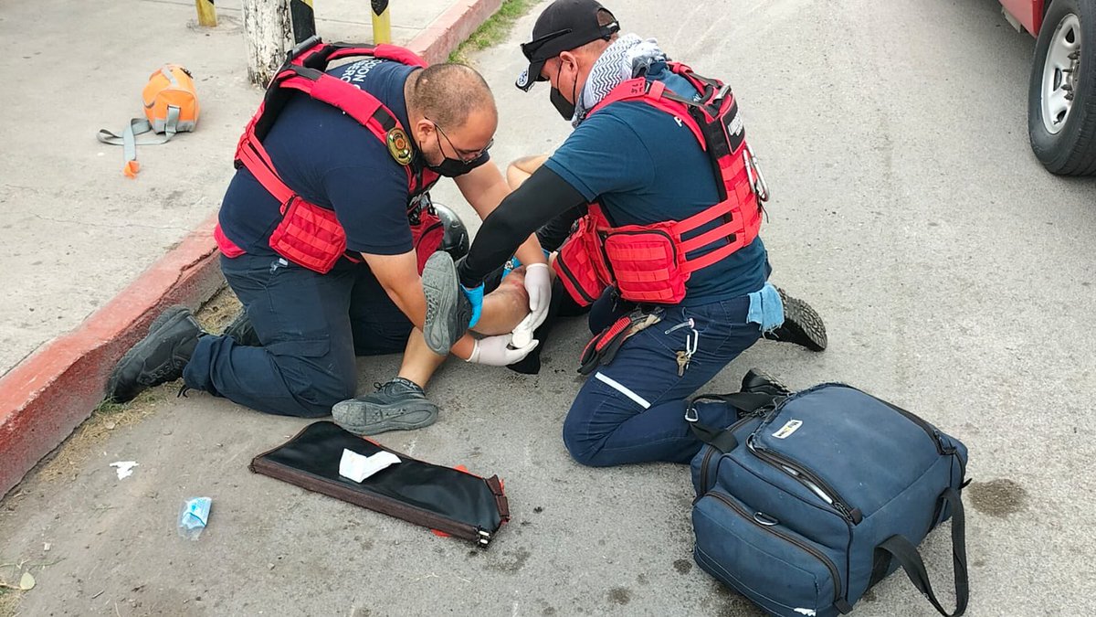 k911noticias's tweet photo. Accidente Vial en Piedras Negras Deja a Pareja Motociclista con Graves Lesiones

Piedras Negras, Coahuila – La mañana de este lunes, un grave accidente vial se registró en la intersección de la calle Fuente y Galeana, en la colonia Gonzalez, dejando a una pareja que viajaba en motocicleta con lesiones severas.

Los hechos ocurrieron cuando Maurilio Barrios Saucedo y su acompañante, Mauri Corona, transitaban de oriente a poniente sobre una motocicleta Itálika. Según testigos, una camioneta Ford F150 King Ranch, con placas de Texas, cerró imprudentemente el paso al girar a la izquierda, provocando que la pareja cayera violentamente al asfalto.

Ante la gravedad de las lesiones, se requirió la intervención de dos ambulancias. Paramédicos de la Cruz Roja y del Cuerpo de Bomberos llegaron al lugar para brindar atención a los heridos.

El conductor de la motocicleta, Maurilio Barrios, sufrió lesiones críticas en la cabeza y se sospecha de una fractura de costillas. Debido a su condición, fue trasladado de inmediato al Hospital General Salvador Chavarría. Por su parte, su acompañante, Mauri Corona, presentó múltiples contusiones y una fractura completa en la pierna izquierda, específicamente en la tibia, siendo también llevada al mismo centro médico.

El conductor de la Ford F150, identificado como José N, fue detenido en el lugar y quedó a disposición del Ministerio Público de Asuntos Viales, ya que es señalado como el presunto responsable del accidente.

Ambos vehículos involucrados fueron asegurados y enviados al corralón municipal, donde permanecerán bajo resguardo hasta que se determine la situación jurídica del responsable.

Las autoridades exhortan a los conductores a mantener precaución y respeto a las señales de tránsito para evitar este tipo de incidentes que pueden tener consecuencias trágicas.