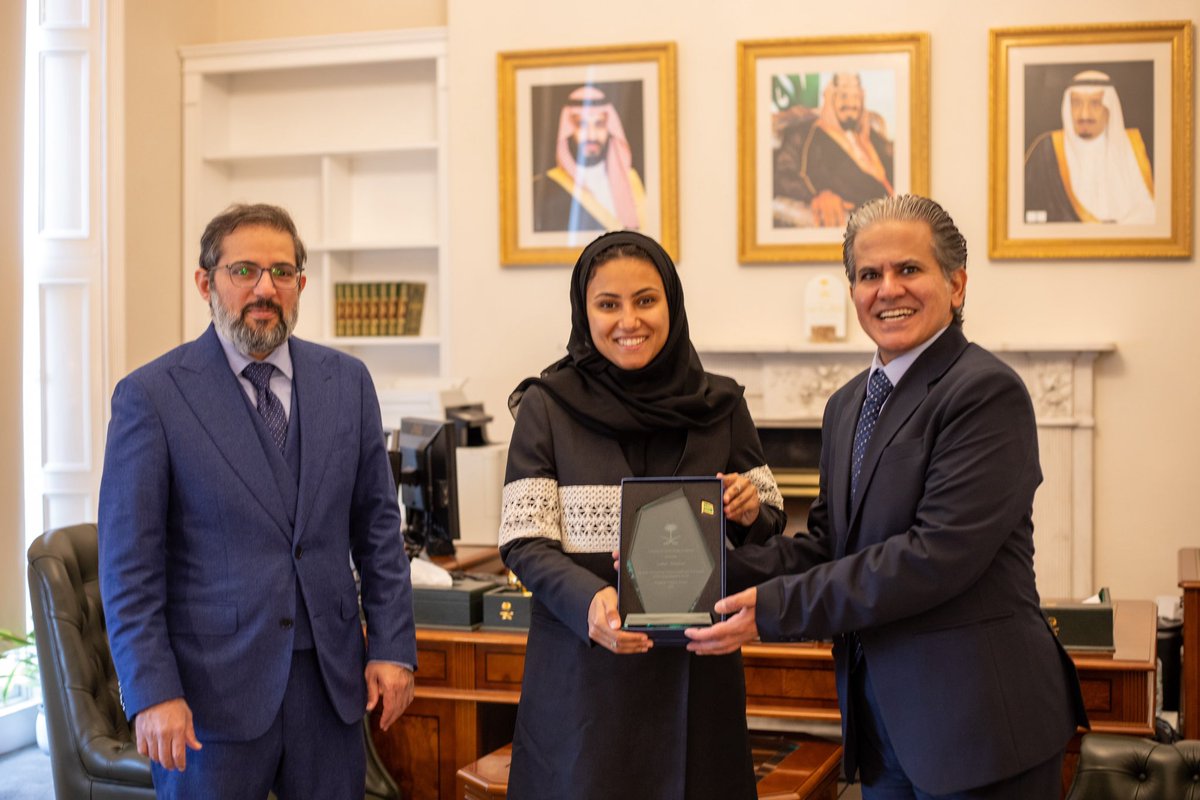 Abu_Abdullh_77's tweet photo. كرم القائم بالأعمال بالنيابة لدى سفارة المملكة العربية السعودية في أيرلندا، عبدالسلام بن عبدالله المشيطي، رائدات سعوديات متميزات في مجالات متعددة، بحضور القائم بأعمال الملحقية الثقافية السعودية في دبلن الدكتورعبدالعزيز بن فهد الفهيد.
 ونوه المشيطي خلال الحفل بما حققته المرأة السعودية من إنجازات ونجاحات في مختلف المجالات، مشيراً إلى الدعم المستمر من القيادة الرشيدة لتمكينها وإبراز مهاراتها وإنجازاتها على الصعيدين المحلي والدولي.
 وشمل التكريم الدكتورة جنان الديحان، التي قدمت مساهمات بارزة خلال فترة عملها في الملحقية الثقافية السعودية في أيرلندا، حيث دعمت العديد من الأنشطة والفعاليات وساعدت الطلاب السعوديين في تجاوز الصعوبات الأكاديمية، وسمر بنت عبدالمحسن السلطان، التي سجلت اسمها في قوائم أوائل السعوديات في قطاع التقنية على المستوى العالمي، بفضل عملها في مراكز قيادية في شركة ميتا، وهي أول سعودية وعربية تشغل هذا المنصب، وحققت إنجازاً كبيراً بترشحها ضمن قائمة النهائيين لثلاث جوائز تقنية مرموقة مقدمة من جي بي مورغان.
 كما كُرمت الطالبة ود عدنان باكدم، نظير فوزها بالقلادة الذهبية في مسابقة آيتكس العالمية لعام 2024 في ماليزيا، وتمثيلها لوطنها وابتكارها تطبيقاً إلكترونياً يساعد طلاب الطب البشري في دراساتهم الأكاديمية والتطبيقية، إضافة لمشاركتها في مشاريع بحثية دولية بجامعتي ترينيتي ودبلن في أيرلندا، كما تم تعيينها في منصب نائبة رئيس لقسم بشبكة الصحة العالمية الأيرلندية.
@rbalsaud