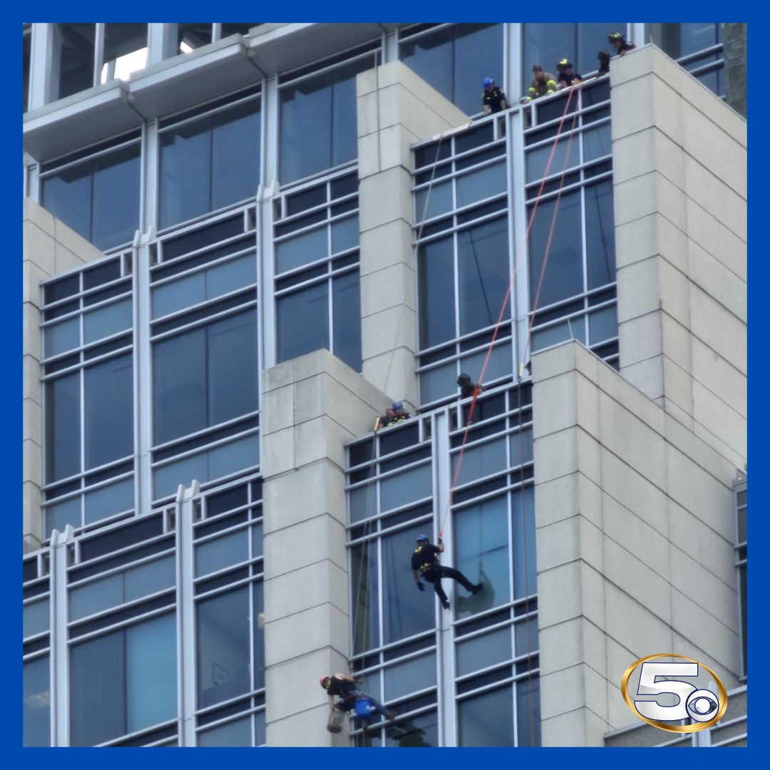 Today, it was lunch hour for many downtown Mobile workers who watched as a stranded window washer dangled from the RSA Tower. Here are some of their reactions: trib.al/hM6harf
.
📷: Julianna Crenshaw