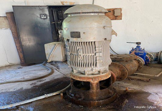 k911noticias's tweet photo. Piedras Negras se prepara para mejorar el abasto de agua con nueva infraestructura

Piedras Negras, Coahuila – El gerente del Sistema Municipal de Aguas y Saneamiento (SIMAS), Juan Olvera Velázquez, anunció que se espera contar con nuevos motores y bombas para finales de agosto, lo que permitirá garantizar el abasto de agua a la población de Piedras Negras.

Durante una reciente declaración, Olvera Velázquez recordó que, a instancias de la alcaldesa Norma Treviño, se tomó la decisión en junio pasado de adquirir nuevos equipos para el sistema de agua municipal. Esta medida busca reemplazar la infraestructura actual, que ha estado en uso por más de una década, y así prevenir problemas de abasto que surgen por fallas o descomposturas en el sistema.

“Estos equipos nos estarán llegando, al parecer, a finales del mes entrante”, indicó el gerente de SIMAS. Los nuevos motores y bombas están destinados específicamente para las plantas potabilizadoras dos y tres, así como para el cárcamo del río Bravo, lo que promete mejorar significativamente la calidad del servicio de agua en la ciudad.

Con esta inversión, se espera no solo resolver los problemas actuales de abasto, sino también garantizar un suministro más confiable y eficiente para los habitantes de Piedras Negras, que han enfrentado desafíos en el acceso al agua potable en los últimos años. La administración municipal continúa trabajando en la modernización de la infraestructura para asegurar el bienestar de la comunidad.