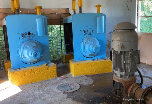 k911noticias's tweet photo. Piedras Negras se prepara para mejorar el abasto de agua con nueva infraestructura

Piedras Negras, Coahuila – El gerente del Sistema Municipal de Aguas y Saneamiento (SIMAS), Juan Olvera Velázquez, anunció que se espera contar con nuevos motores y bombas para finales de agosto, lo que permitirá garantizar el abasto de agua a la población de Piedras Negras.

Durante una reciente declaración, Olvera Velázquez recordó que, a instancias de la alcaldesa Norma Treviño, se tomó la decisión en junio pasado de adquirir nuevos equipos para el sistema de agua municipal. Esta medida busca reemplazar la infraestructura actual, que ha estado en uso por más de una década, y así prevenir problemas de abasto que surgen por fallas o descomposturas en el sistema.

“Estos equipos nos estarán llegando, al parecer, a finales del mes entrante”, indicó el gerente de SIMAS. Los nuevos motores y bombas están destinados específicamente para las plantas potabilizadoras dos y tres, así como para el cárcamo del río Bravo, lo que promete mejorar significativamente la calidad del servicio de agua en la ciudad.

Con esta inversión, se espera no solo resolver los problemas actuales de abasto, sino también garantizar un suministro más confiable y eficiente para los habitantes de Piedras Negras, que han enfrentado desafíos en el acceso al agua potable en los últimos años. La administración municipal continúa trabajando en la modernización de la infraestructura para asegurar el bienestar de la comunidad.