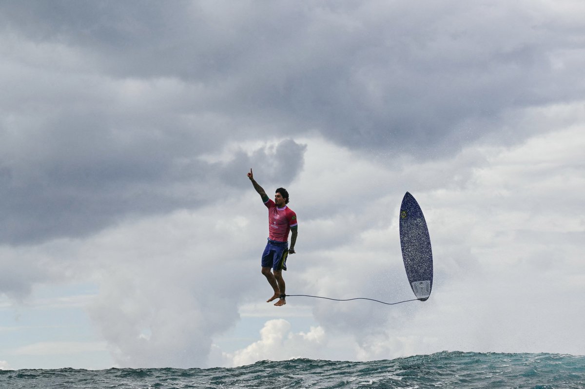Esta foto es real.

El sentido de la maravila no reside en una IA, porque el sentido de la maravilla no se puede "generar", solo de puede contar.

(El campeón olímpico de surf, el brasileño Gabriel Medina, fotografiado por Jerome Brouillet para AFP/Getty)