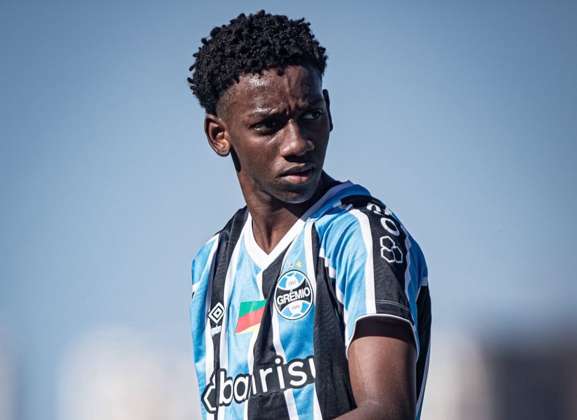 Gabriel Mec in action for Gremio.