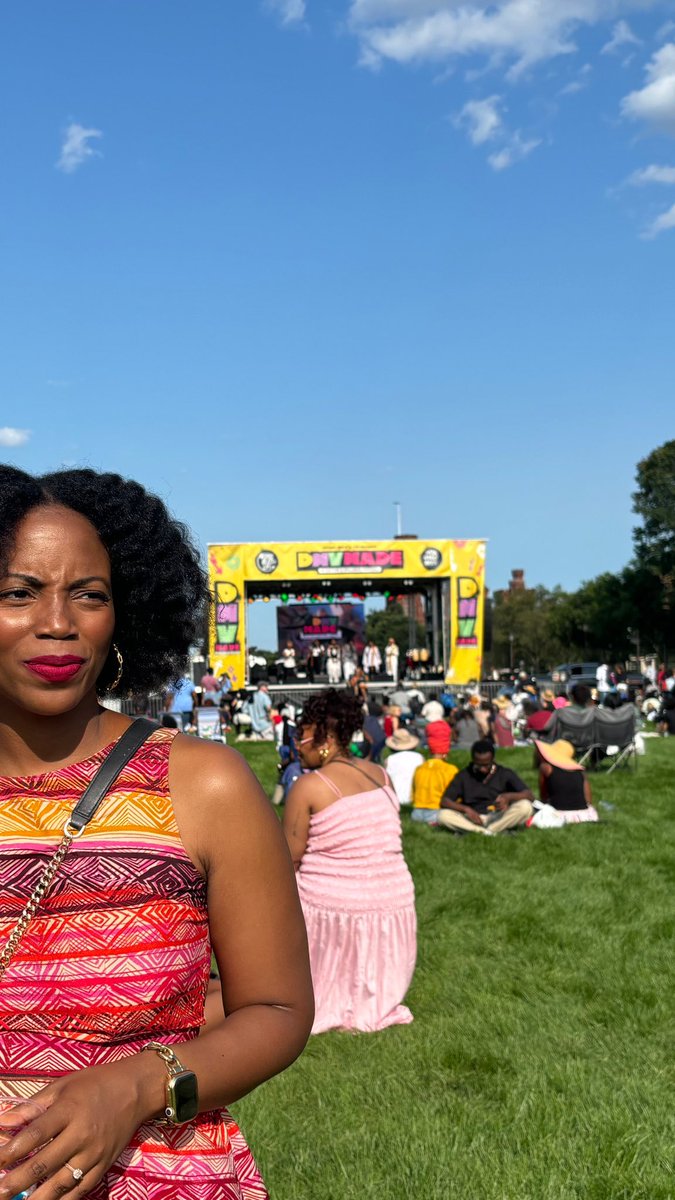 Eboni_RoseT's tweet photo. “Just as different colors blend to create a masterpiece, life’s hues come together to form our unique story.” - Unknown
Thanks @amysaidman for inviting me to be part of @storydistrict set at this weekend’s #dmvmade festival. Amazing to see the beauty of so many artists from DC. https://t.co/4o2WfRXSrd
