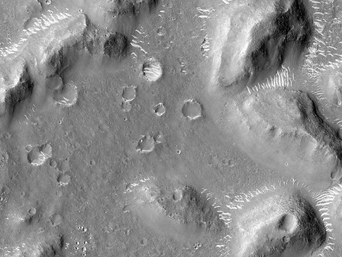 Cratère récent avec présence éventuelle de pyroxène

número: ESP_033808_1970
date: 12 octobre 2013
altitude: 281 km

uahirise.org/hipod/fr/ESP_0…
NASA/JPL-Caltech/University of Arizona
#Mars #NASA #science #French #français