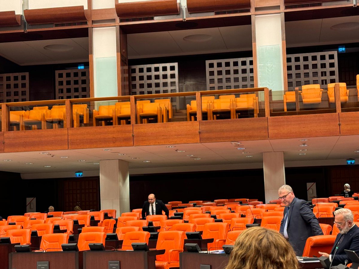 AKP sıraları bomboş. Birazdan can dostlarımızın katledilmesi, yaşam haklarını almak için bir el kaldırıp - el indirip oylayacaklar.  Zafer kazandık nidaları atılıyor. Ama unutmayın halkın en az %85'yiz ve dostlarımızı asla yalnız bırakmayacağız! 
 #YasayaOyumHayır