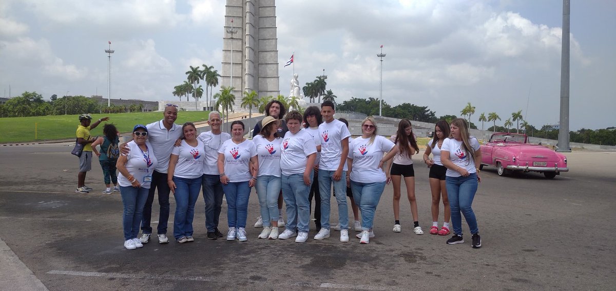 NacionyEmig's tweet photo. Jóvenes descendientes de cubanos residentes en Estados Unidos rindieron merecido homenaje a Nuestro Héroe Nacional en el Memorial "José Martí" y frente a la estatua ecuestre del Apóstol en Parque 13 de Marzo.

Un encuentro con lo más excelso de la historia patria

#JuntosXCuba 🇨🇺 https://t.co/N2KGsEvIr3