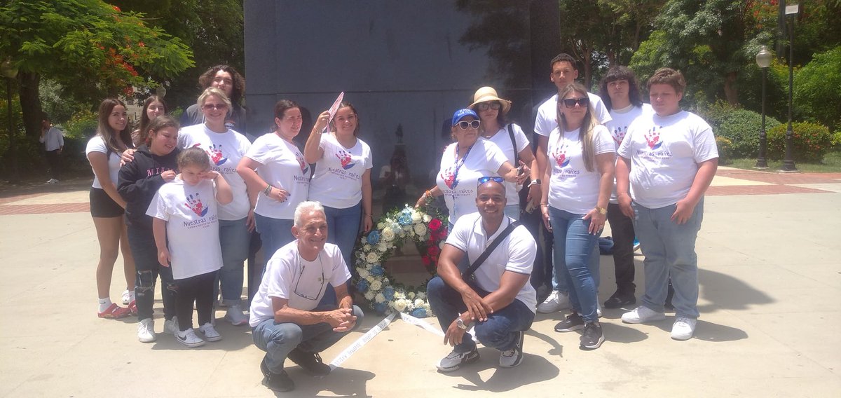 NacionyEmig's tweet photo. Jóvenes descendientes de cubanos residentes en Estados Unidos rindieron merecido homenaje a Nuestro Héroe Nacional en el Memorial "José Martí" y frente a la estatua ecuestre del Apóstol en Parque 13 de Marzo.

Un encuentro con lo más excelso de la historia patria

#JuntosXCuba 🇨🇺 https://t.co/N2KGsEvIr3