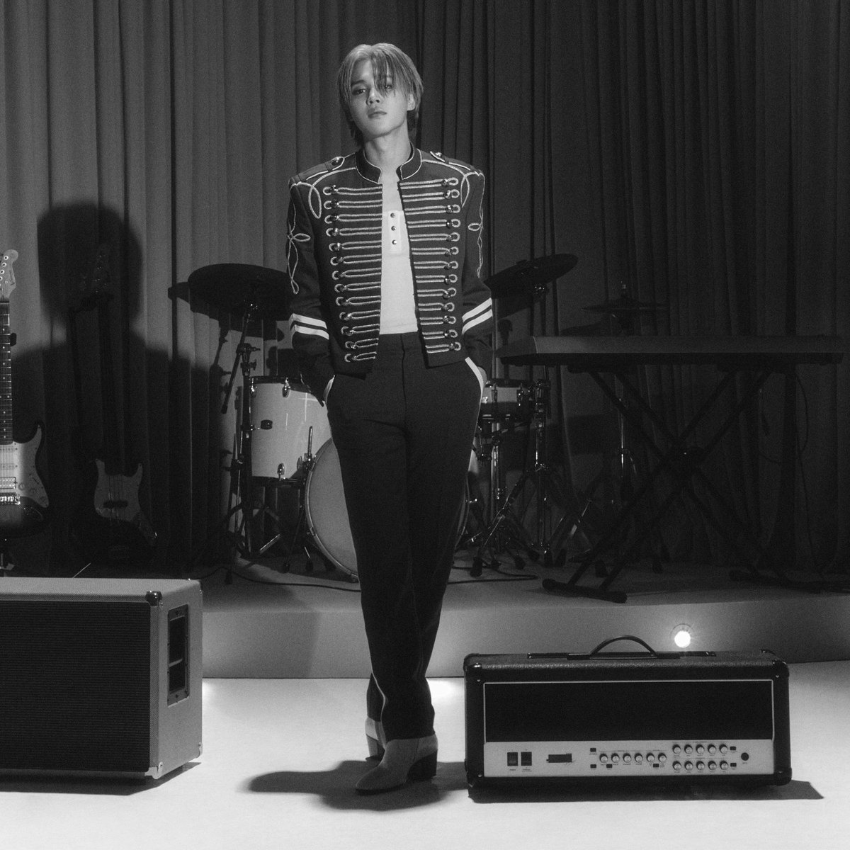 #JIMIN's "Who" debuts at #1 on the Billboard Global 200 singles chart. It marks his first #1 as a soloist.