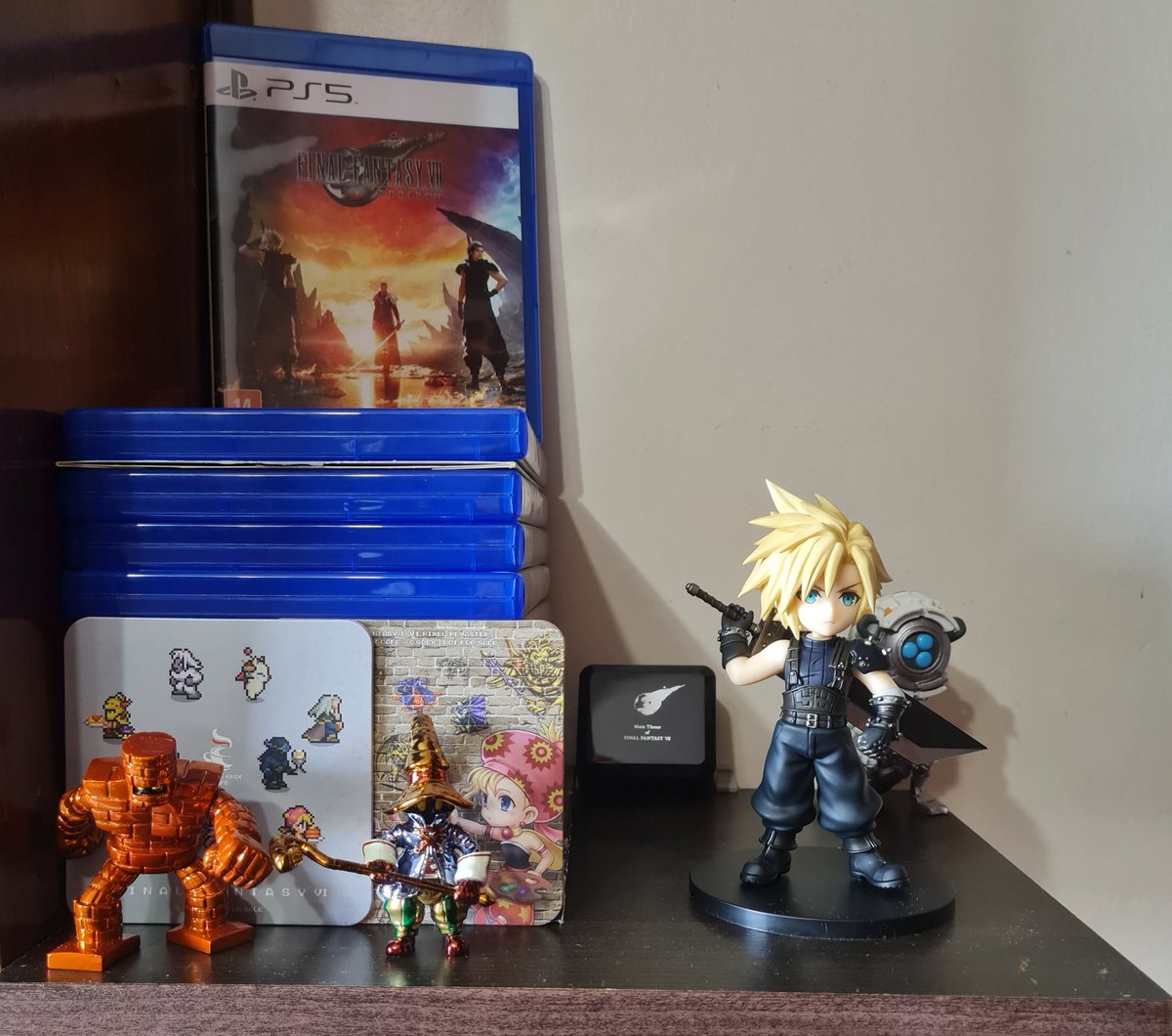 caupers62's tweet photo. Minha estante de mangás, figures, etc. As únicas coisas que não foram compras do Japão são os livros da prateleira debaixo, pokemons e jogos. https://t.co/dB5URL7Lr8