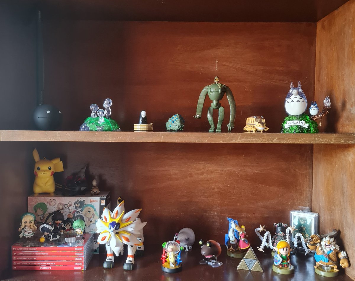 caupers62's tweet photo. Minha estante de mangás, figures, etc. As únicas coisas que não foram compras do Japão são os livros da prateleira debaixo, pokemons e jogos. https://t.co/dB5URL7Lr8