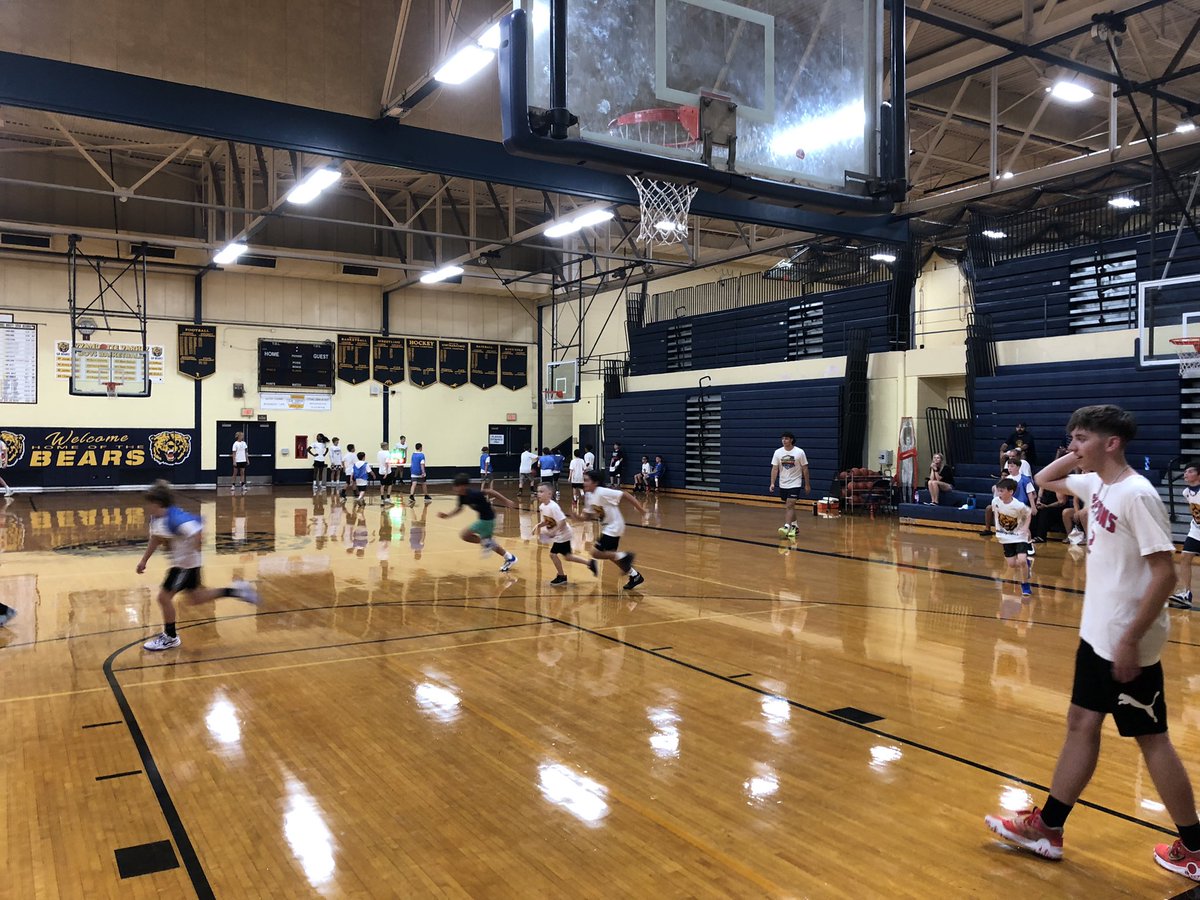 RHSBearsBB's tweet photo. Our first session of the day for the 2024 youth camp just wrapped up! The youngsters finished the day with some competitive games with a few buzzer beaters! Our instructors (players) did a great job engaging and teaching the kids. The older session kicks off in 20 minutes!🐻🏀 https://t.co/nXcKxd0B8T