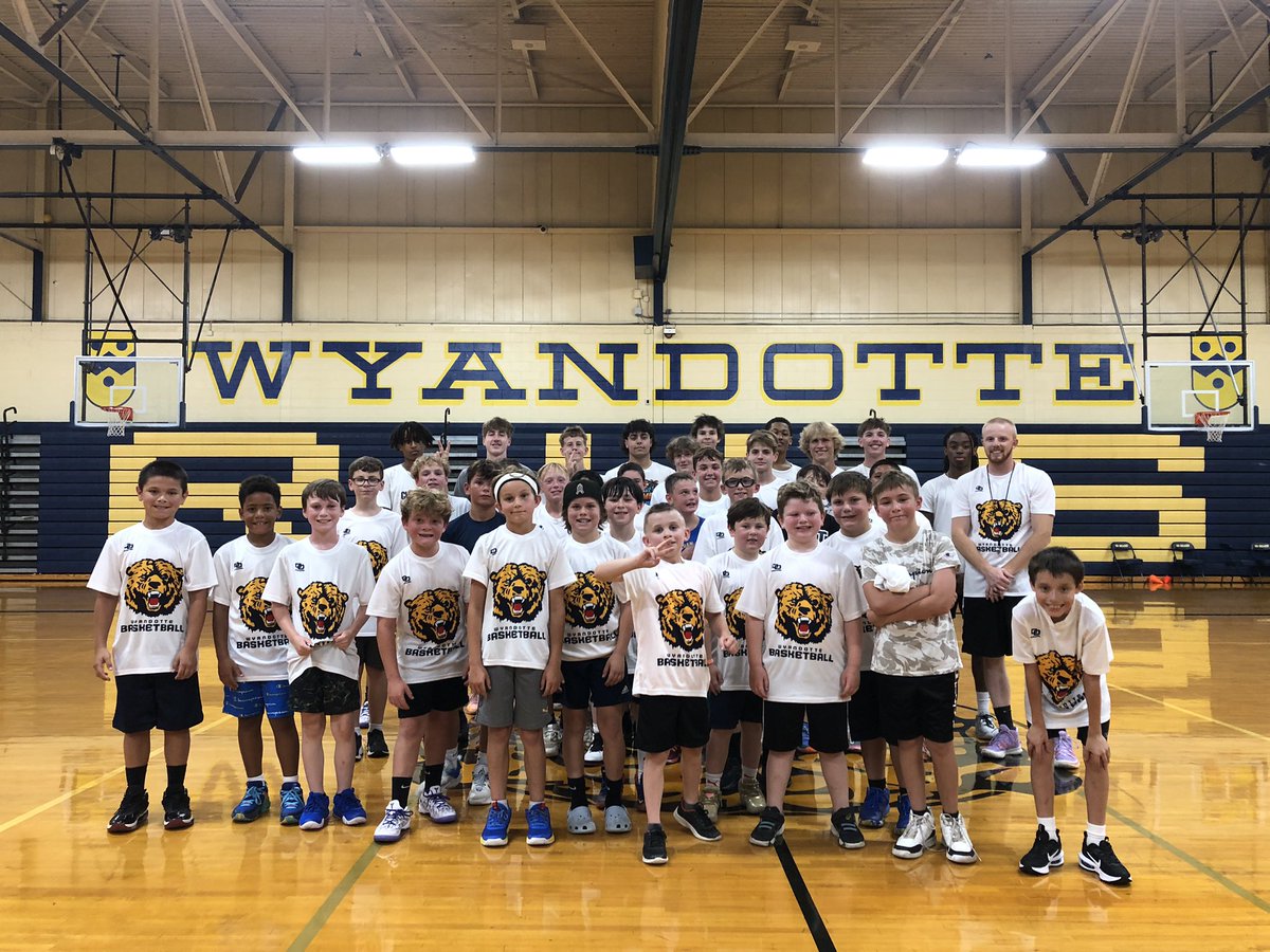 RHSBearsBB's tweet photo. Our first session of the day for the 2024 youth camp just wrapped up! The youngsters finished the day with some competitive games with a few buzzer beaters! Our instructors (players) did a great job engaging and teaching the kids. The older session kicks off in 20 minutes!🐻🏀 https://t.co/nXcKxd0B8T