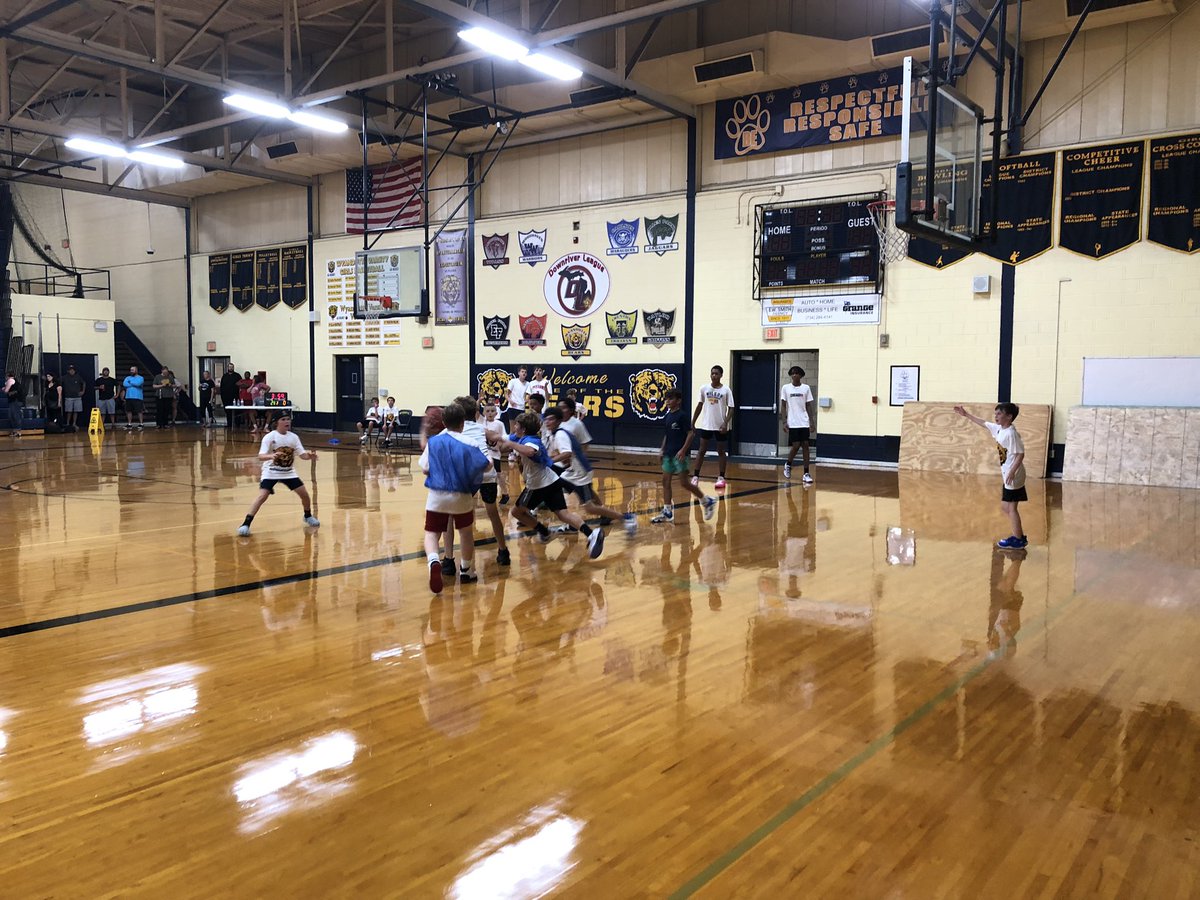 RHSBearsBB's tweet photo. Our first session of the day for the 2024 youth camp just wrapped up! The youngsters finished the day with some competitive games with a few buzzer beaters! Our instructors (players) did a great job engaging and teaching the kids. The older session kicks off in 20 minutes!🐻🏀 https://t.co/nXcKxd0B8T