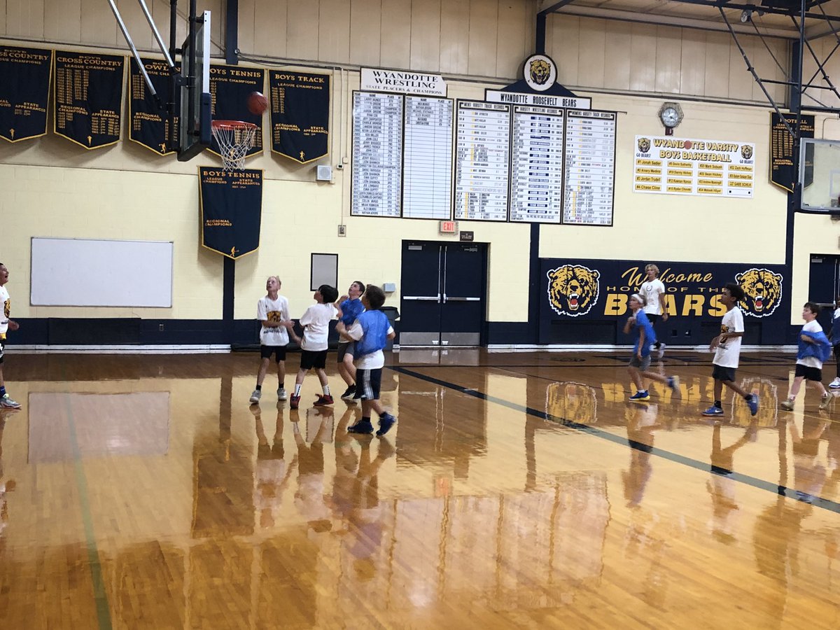 RHSBearsBB's tweet photo. Our first session of the day for the 2024 youth camp just wrapped up! The youngsters finished the day with some competitive games with a few buzzer beaters! Our instructors (players) did a great job engaging and teaching the kids. The older session kicks off in 20 minutes!🐻🏀 https://t.co/nXcKxd0B8T