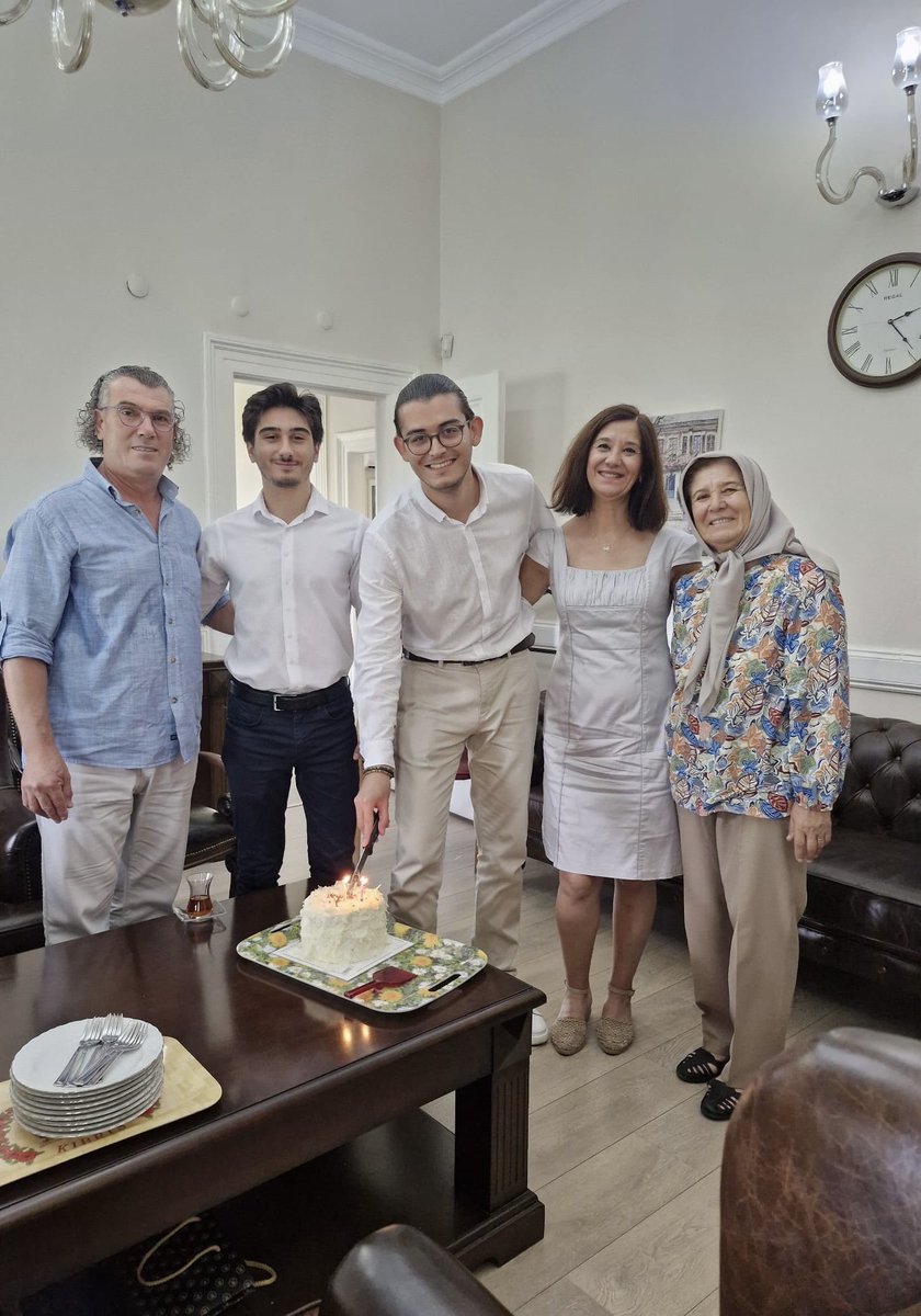 iibfege's tweet photo. Fakültemiz Uluslararası İlişkiler Bölümü mezunu, 2023-2024 Dönemi Fakülte birincisi ve Bölüm birincisi olan Sevgili Batuhan GÖZKAYA ve ailesini Dekanlığımızda ağırladık. Sevgili Batuhan’ı kutlar başarılarının devamını dileriz 😊👏👏👏💐 @ProfNecdetBudak @UniversiteEge https://t.co/DW71zowyzX