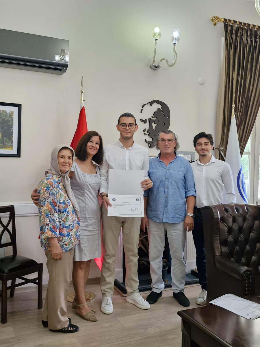iibfege's tweet photo. Fakültemiz Uluslararası İlişkiler Bölümü mezunu, 2023-2024 Dönemi Fakülte birincisi ve Bölüm birincisi olan Sevgili Batuhan GÖZKAYA ve ailesini Dekanlığımızda ağırladık. Sevgili Batuhan’ı kutlar başarılarının devamını dileriz 😊👏👏👏💐 @ProfNecdetBudak @UniversiteEge https://t.co/DW71zowyzX