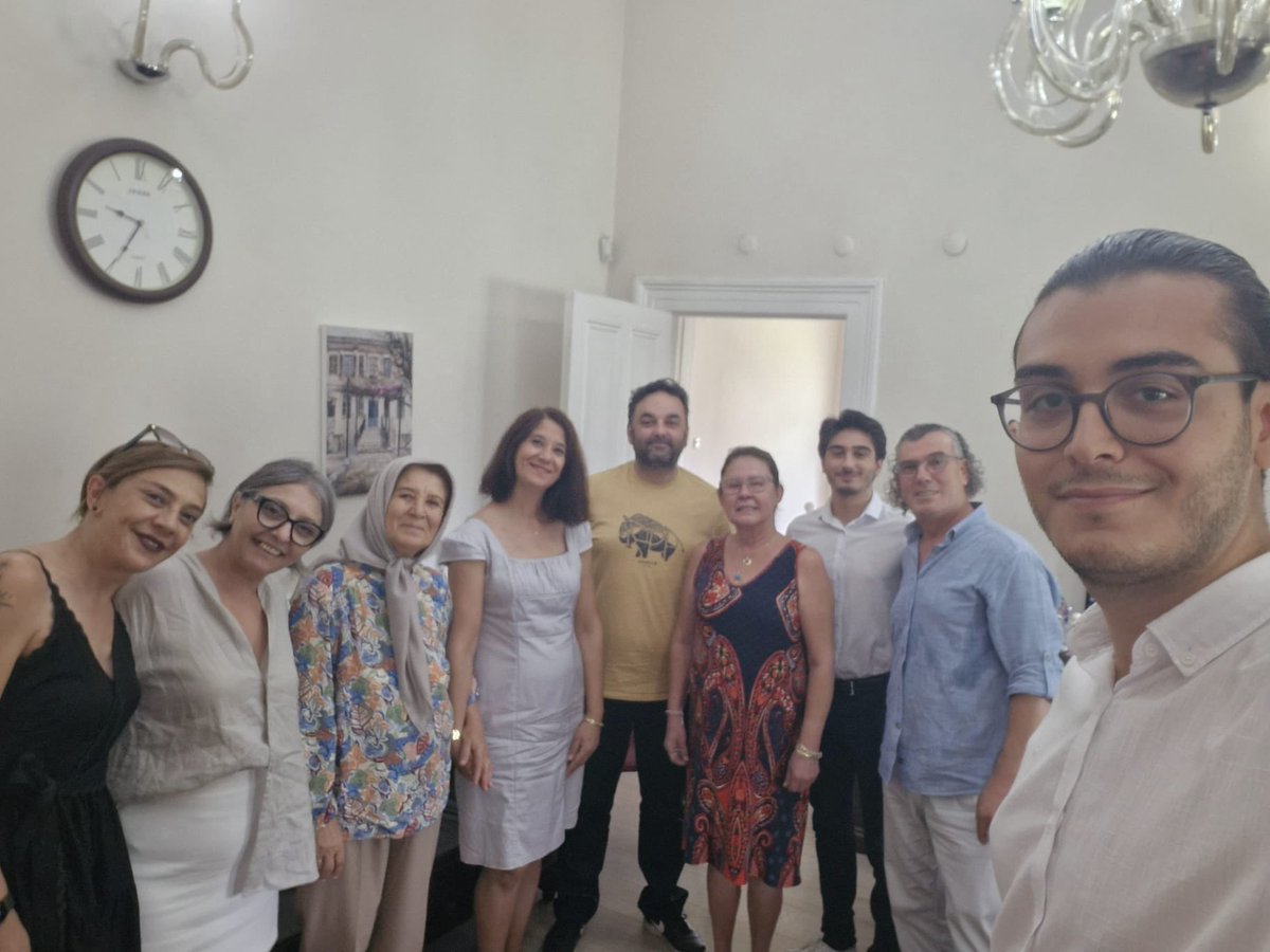 iibfege's tweet photo. Fakültemiz Uluslararası İlişkiler Bölümü mezunu, 2023-2024 Dönemi Fakülte birincisi ve Bölüm birincisi olan Sevgili Batuhan GÖZKAYA ve ailesini Dekanlığımızda ağırladık. Sevgili Batuhan’ı kutlar başarılarının devamını dileriz 😊👏👏👏💐 @ProfNecdetBudak @UniversiteEge https://t.co/DW71zowyzX