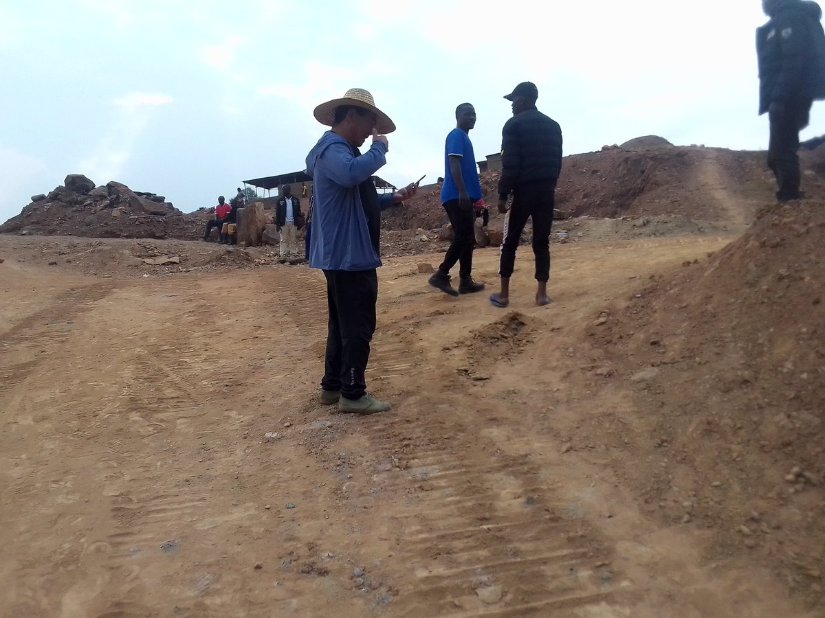 polo_kimanii's tweet photo. Chinese miners in migori county,Nyatike sub county. Btw they are all illegal miners,

Sometime back they were arrested but were then released and the Ocs was transffered to kitale

They are not mining sand or soda ash,They are mining Gold,Dhahabu kama zile za kina solomon bana!! https://t.co/aOiIGBwvOn