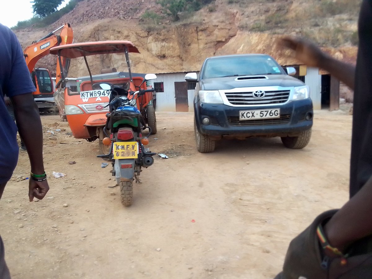 polo_kimanii's tweet photo. Chinese miners in migori county,Nyatike sub county. Btw they are all illegal miners,

Sometime back they were arrested but were then released and the Ocs was transffered to kitale

They are not mining sand or soda ash,They are mining Gold,Dhahabu kama zile za kina solomon bana!! https://t.co/aOiIGBwvOn