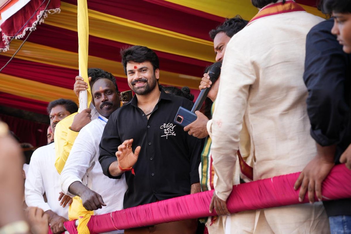 filmyrajaa's tweet photo. Team #ShivamBhaje visited Mahankali temple and seeked blessings ahead of their film’s release.

#ShivamBhaje #ShivamBhajeonAug1st @actorashwin @diganganasuryavanshi #ShivamBhajeOnAUG1st https://t.co/yOcqUmYKof