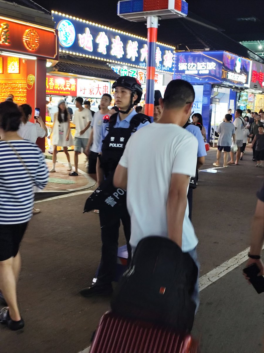HaixingVigny's tweet photo. 中國河北省秦皇島市
很漂亮的小吃街，簡體字給人一種大方的感覺，人們也非常文明，民宿很乾淨
就是人們走路橫衝直撞，海水也不算太清澈；） https://t.co/X1Cwz2LSc7