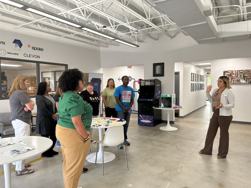 drobinsonedu's tweet photo. Teachers continuing to engage with leveraging technology for student learning with @boxlightinc 
#STEMHenry @drhafza @mossashd https://t.co/hQs4DjT4PU