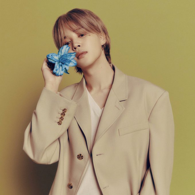 chartdata's tweet photo. BTS becomes the first group in history to have multiple members reach #1 on the Billboard Global 200 singles chart.

#JIMIN joins #JungKook. https://t.co/ENnUUrrqLf