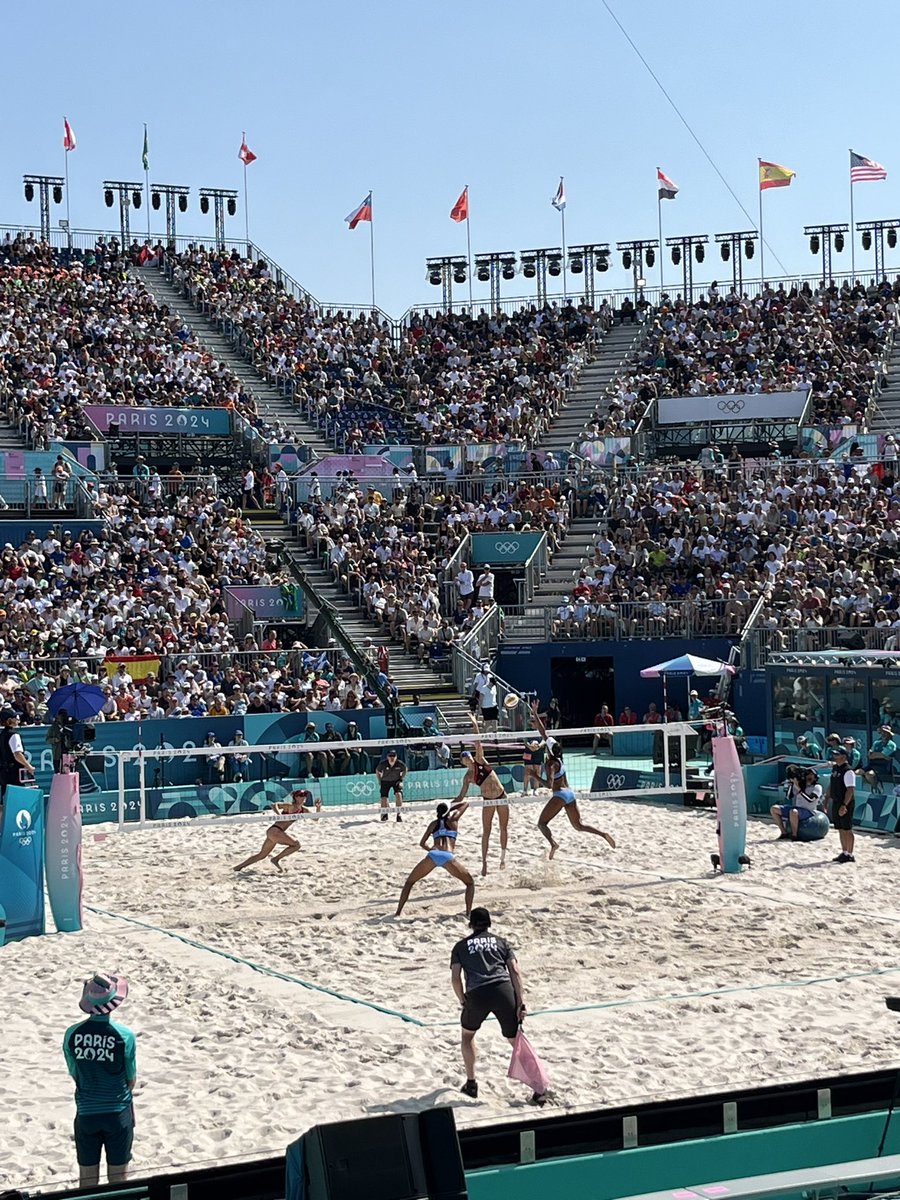 C’était magique ! #BeachVolleyball 
#Paris2024 #OlympicGamesParis2024 #Olympics 
Merci au comité d’organisation et aux volontaires : tout était au top 👍 
Bravo 🎉